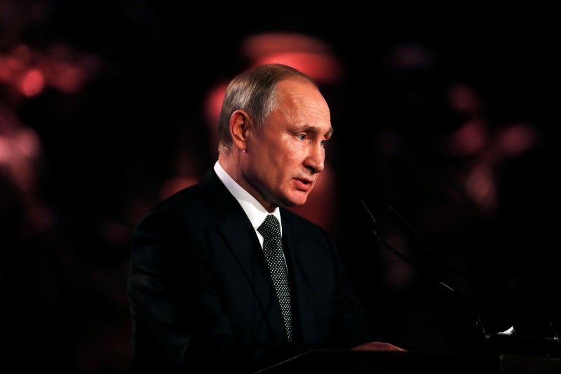 © Reuters. Russian President Vladimir Putin speaks at the World Holocaust Forum marking 75 years since the liberation of the Nazi extermination camp Auschwitz, at Yad Vashem Holocaust memorial centre in Jerusalem