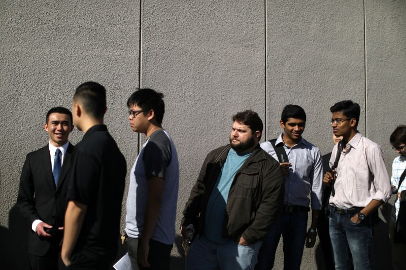 © Reuters. People wait in line to attend TechFair LA, a technology job fair, in Los Angeles