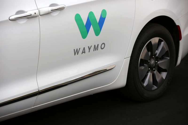 © Reuters. A Waymo Chrysler Pacifica Hybrid self-driving vehicle is parked and displayed during a demonstration in Chandler, Arizona