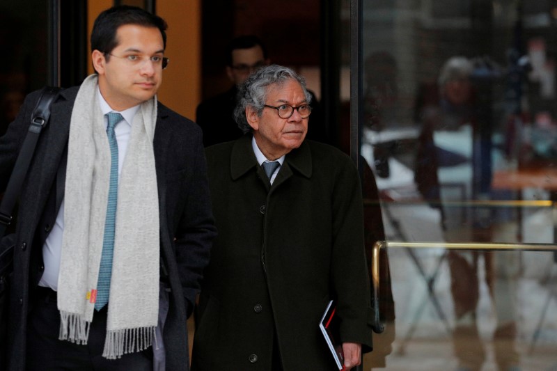 © Reuters. FILE PHOTO: John Kapoor, the billionaire founder of Insys Therapeutics Inc., leaves the federal courthouse in Boston