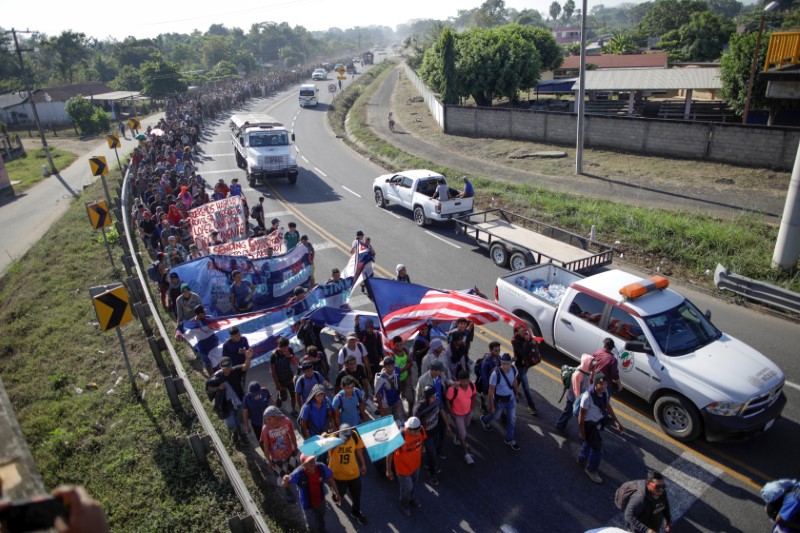 © Reuters. Migrants, mainly from Central America and marching in a caravan, walk on a road near Ignacio Zaragoza, Chiapas