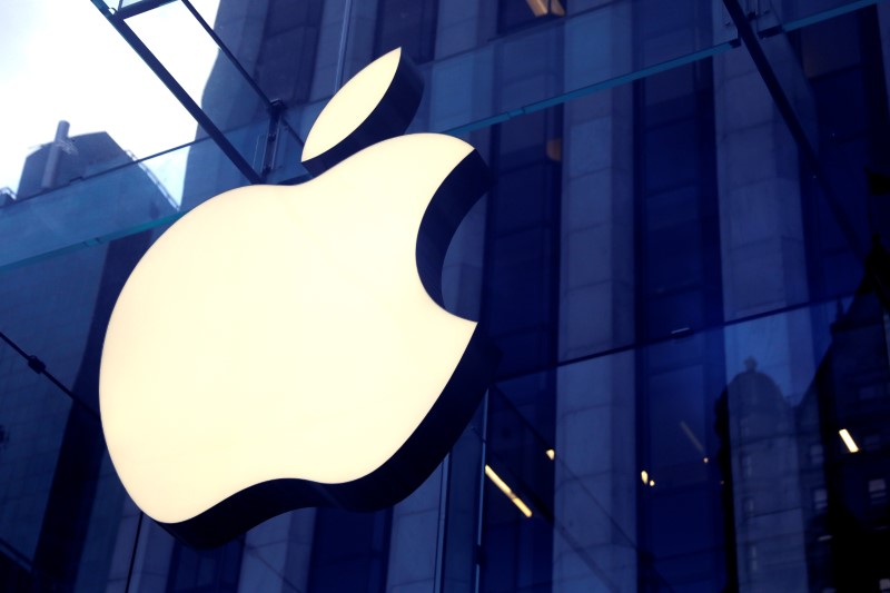 © Reuters. The Apple Inc. logo is seen hanging at the entrance to the Apple store on 5th Avenue in New York