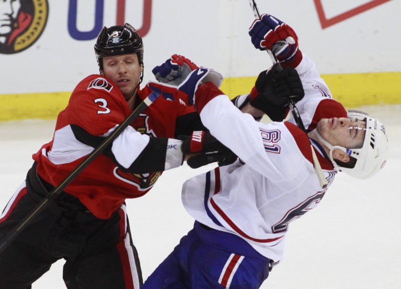 © Reuters. Ottawa Senators' Methot collides with Montreal Canadiens' Diaz during third period of their NHL Eastern Conference quarterfinal hockey game in Ottawa