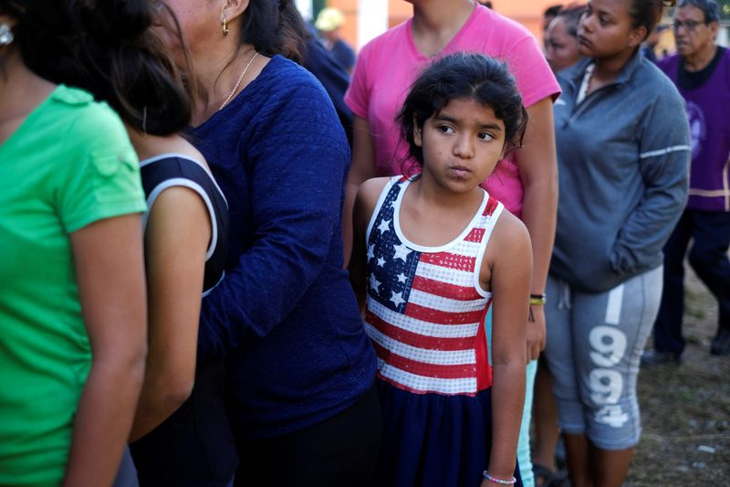 Centenas de centro-americanos entram no México sob vigilância de forças de segurança