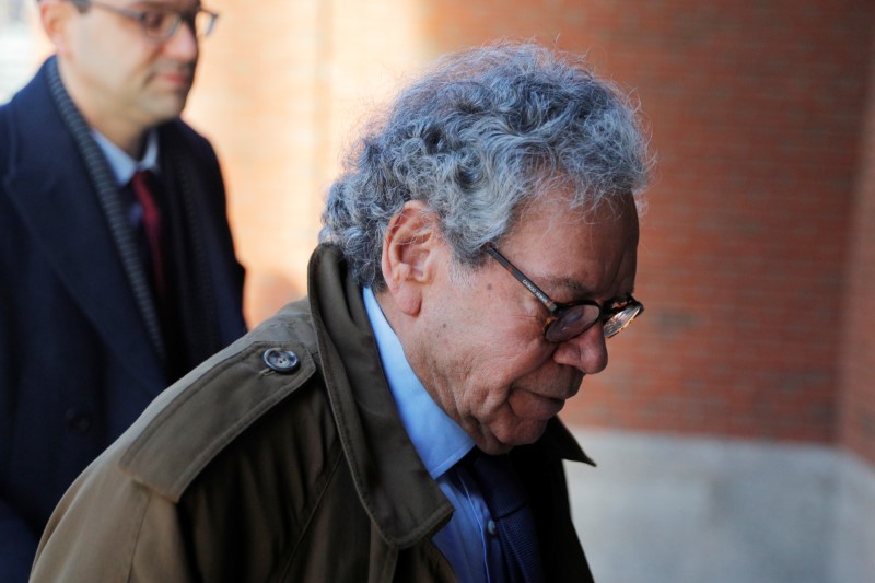 © Reuters. John Kapoor arrives at the federal courthouse in Boston