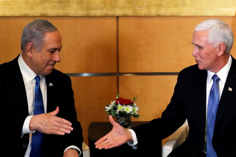 © Reuters. Israeli Prime Minister Benjamin Netanyahu and U.S Vice President Mike Pence prepare to shake hands during their meeting at the U.S embassy in Jerusalem