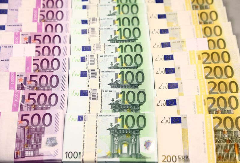 © Reuters. Euro currency bills are pictured at the Croatian National Bank in Zagreb