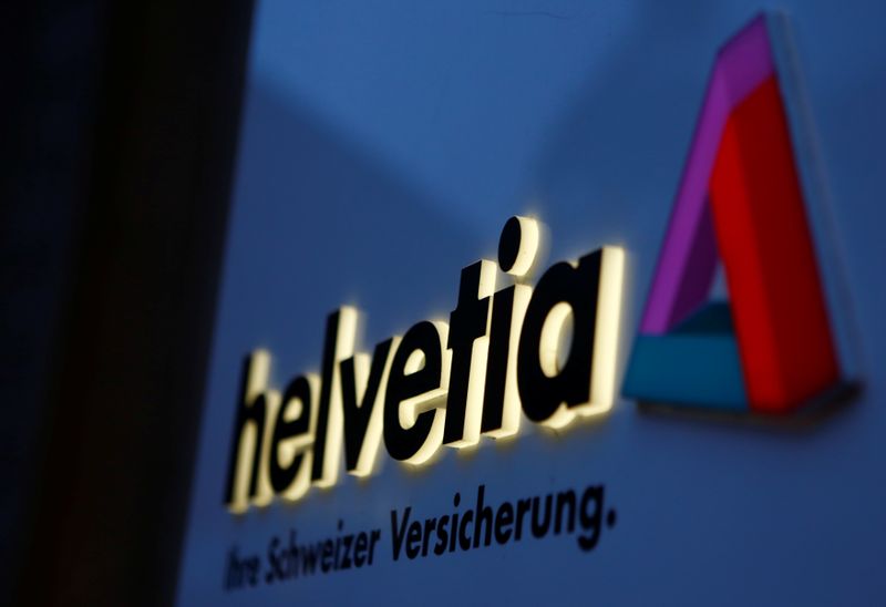 © Reuters. FOTO DE ARCHIVO: El logo de la aseguradora suiza Helvetia se ve en un edificio de oficinas en Viena