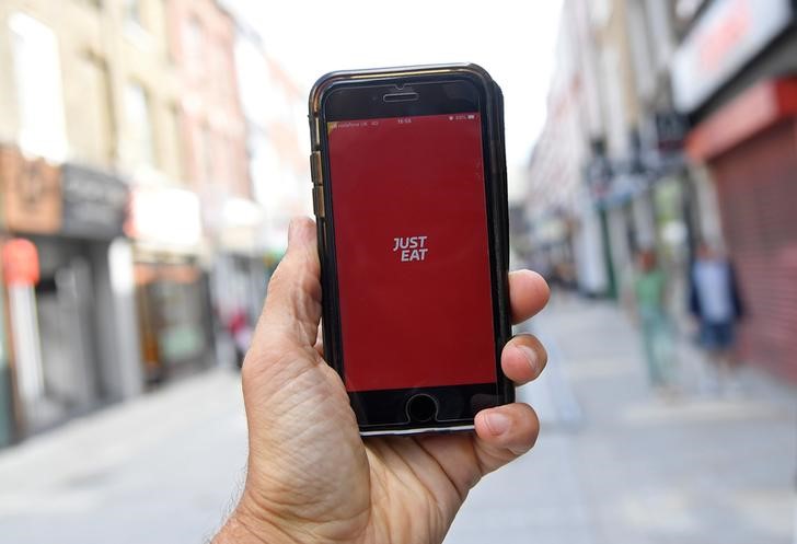 © Reuters. FILE PHOTO: The app for Just Eat is displayed on a smartphone, in London