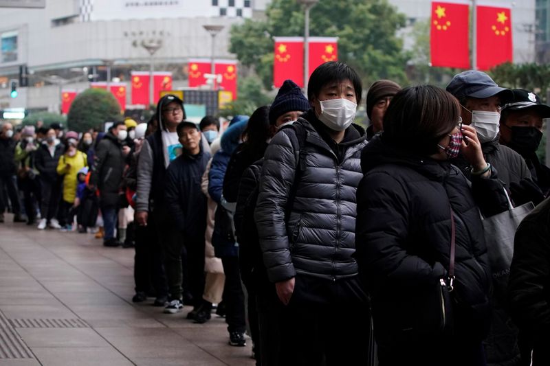 © Reuters. الصين توقف النقل العام وتغلق معابد مع ارتفاع وفيات الفيروس الجديد إلى 25