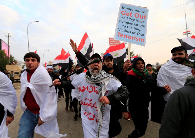 © Reuters. Supporters of Iraqi Shi'ite cleric Moqtada al-Sadr protest against what they say is U.S. presence and violations in Iraq, during a demonstration in Baghdad