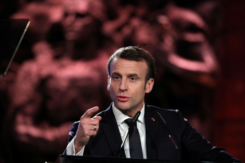 Macron fustige les discours &quot;séditieux&quot;, Mélenchon lui répond
