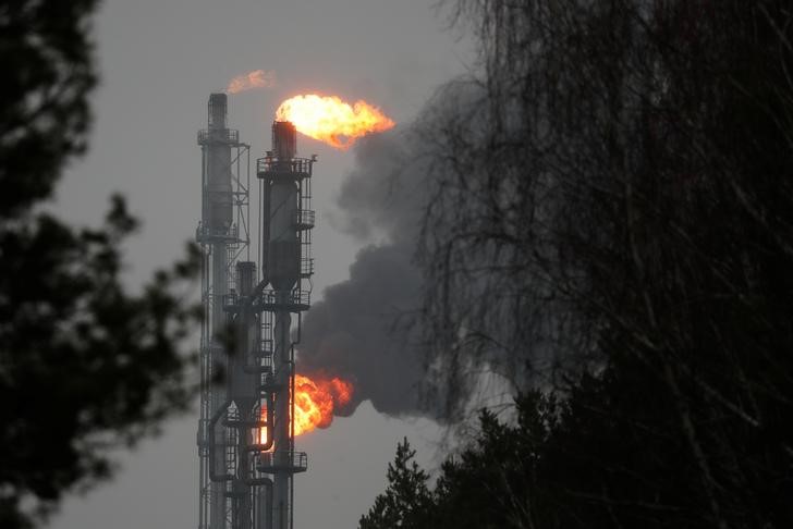 Белоруссия ждет поставки нефти из РФ в фев только от компаний Сафмар--Белнефтехим