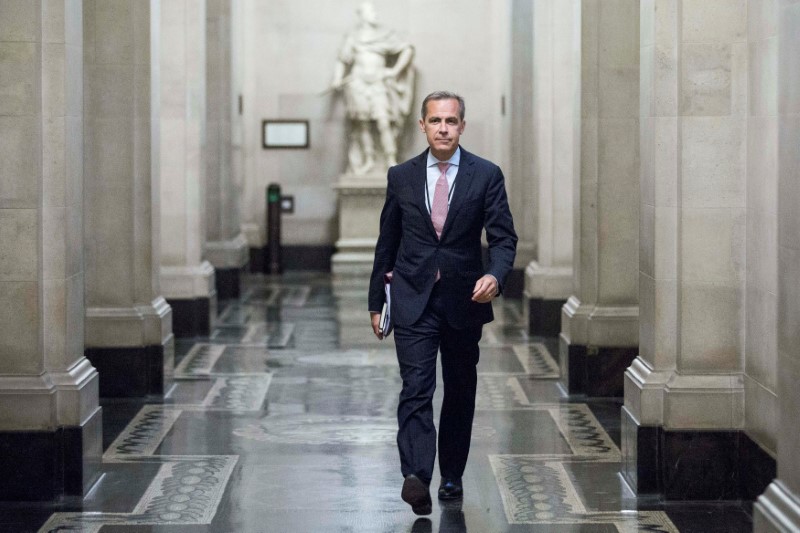 © Reuters. FILE PHOTO: Mark Carney, the governor of the Bank of England, walks to a monetary policy committee briefing on his first day inside the central bank's headquarters in London