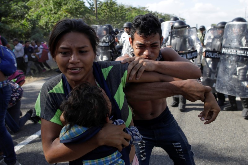 México fecha passagem para caravana de imigrantes perto da fronteira com Guatemala