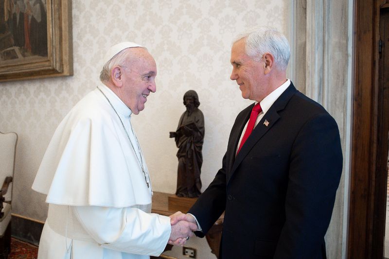 © Reuters. U.S. Vice President Mike Pence meets Pope Francis