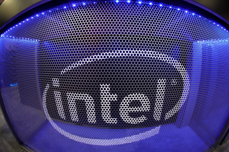 © Reuters. Computer chip maker Intel's logo is shown on a gaming computer display during the opening day of E3, the annual video games expo revealing the latest in gaming software and hardware in Los Angeles