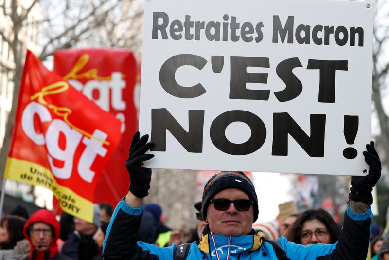 Sindicatos franceses alertam Macron que protestos contra Previdência vão durar meses