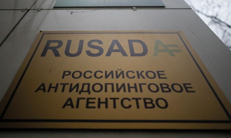 © Reuters. A sign with the logo of the Russian Anti-Doping Agency is on display in Moscow