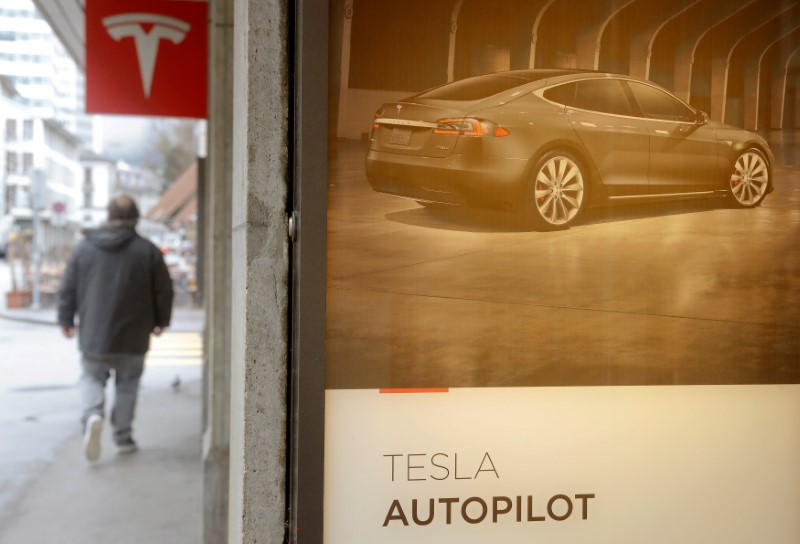 © Reuters. techFILE PHOTO: Advertisement promotes Tesla Autopilot at a showroom of U.S. car manufacturer Tesla in Zurich