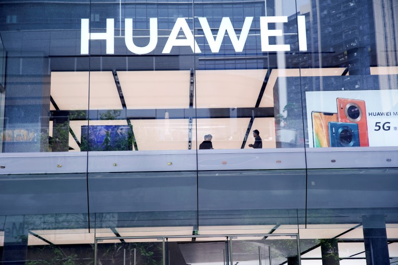 © Reuters. Huawei's first global flagship store is pictured in Shenzhen