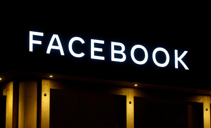 © Reuters. Logo of Facebook is seen in Davos