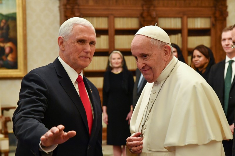 Vice-presidente dos EUA Pence diz ao papa Francisco: 'Você me fez um herói'