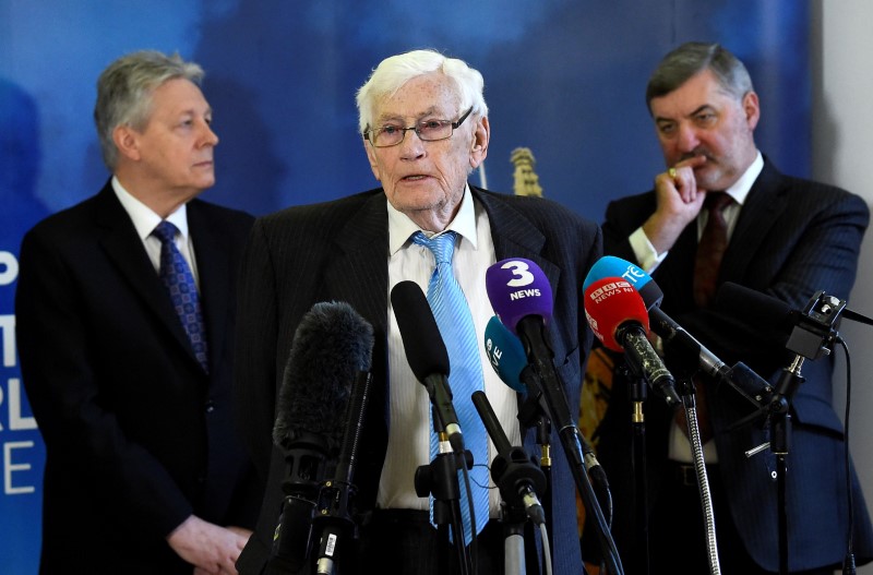 © Reuters. FILE PHOTO: Seamus Mallon speaks as Peter Robinson and John Alderdice look on at an event to celebrate the 20th anniversary of the Good Friday Agreement, in Belfast