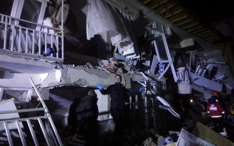 © Reuters. مقتل 4 في زلزال قوي ضرب شرق تركيا