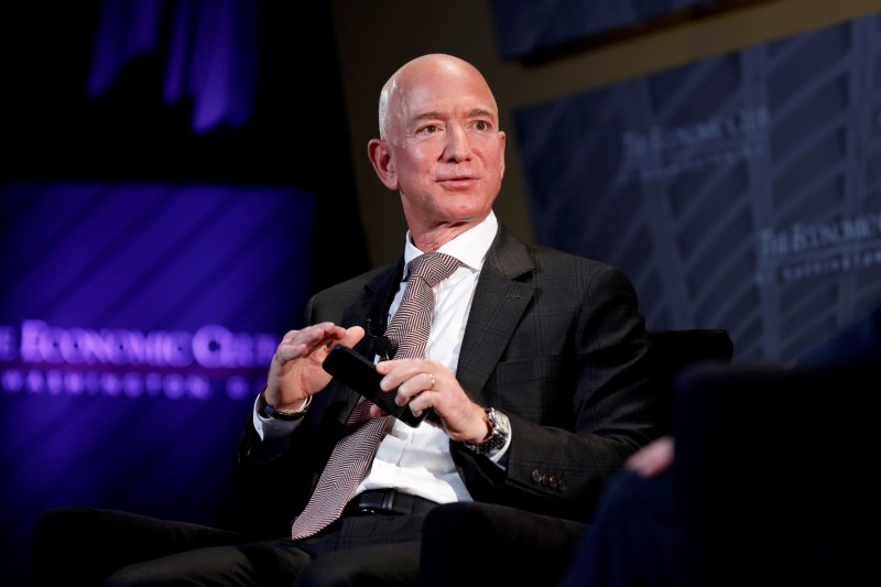 © Reuters. FILE PHOTO: Jeff Bezos, president and CEO of Amazon and owner of The Washington Post, speaks at the Economic Club of Washington DC's "Milestone Celebration Dinner" in Washington