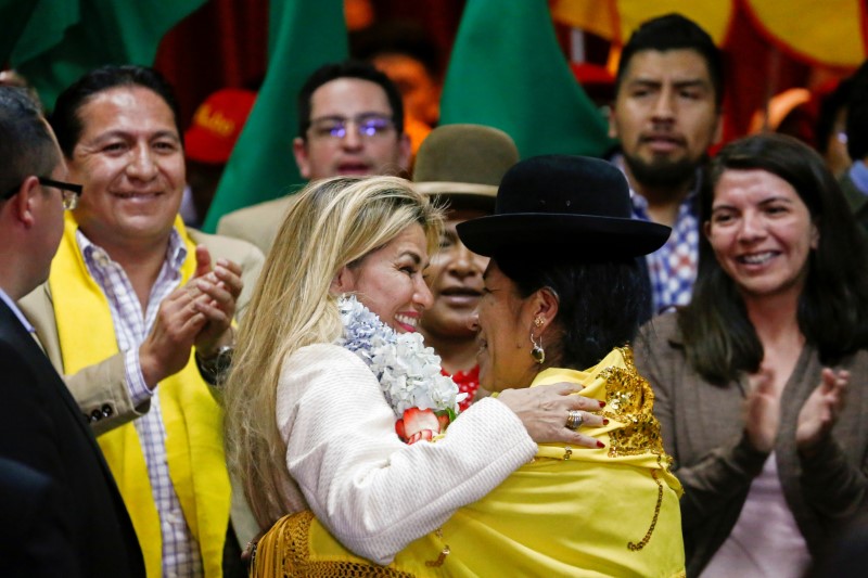 © Reuters. Bolivia’s interim President Jeanine Anez and Education Vice Minister Yola Mamani hug after a ceremony announcing Anez's nomination as presidential candidate for the upcoming elections on May 3, in La Paz, Bolivia
