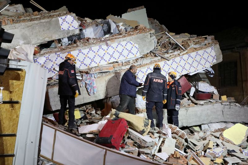 © Reuters. مقتل 20 على الأقل بعد زلزال قوي بشرق تركيا