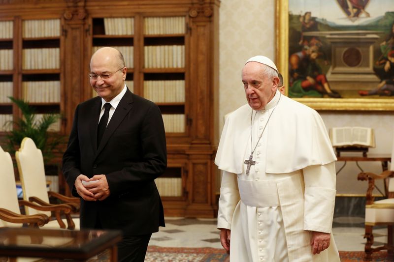 © Reuters. البابا يدعم دعوة العراق لاحترام سيادته الوطنية