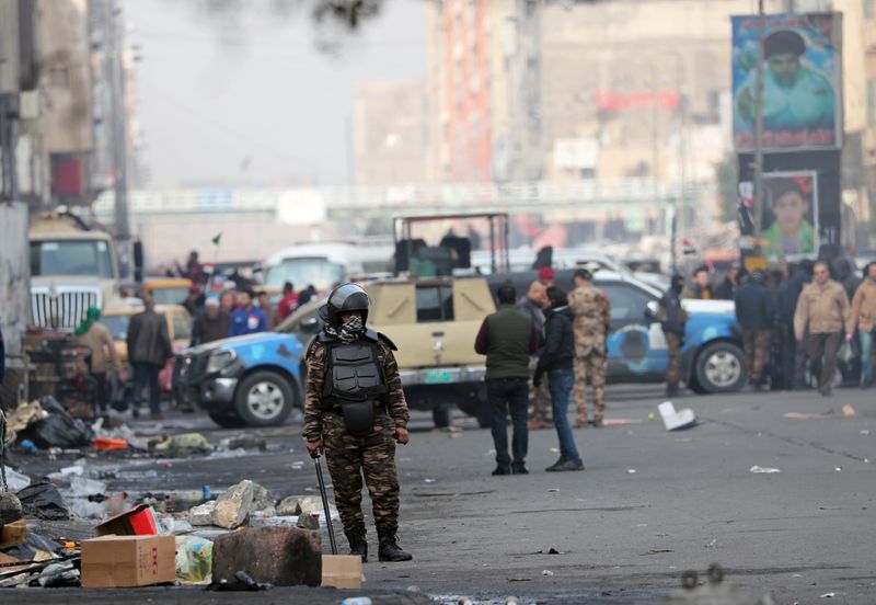 © Reuters. قوات الأمن العراقية تداهم مخيمات اعتصام ومقتل 4 بعد انسحاب أنصار الصدر