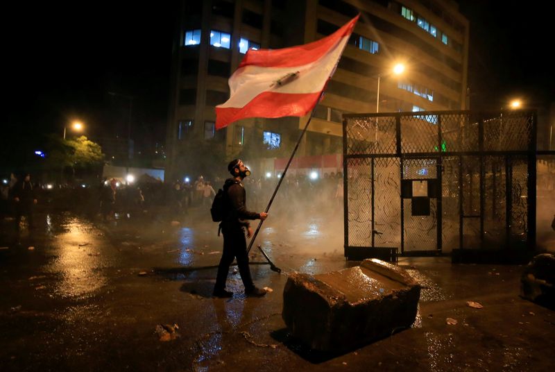 © Reuters. الأمن اللبناني يستخدم مدافع المياه لتفريق محتجين حاولوا اختراق حاجز