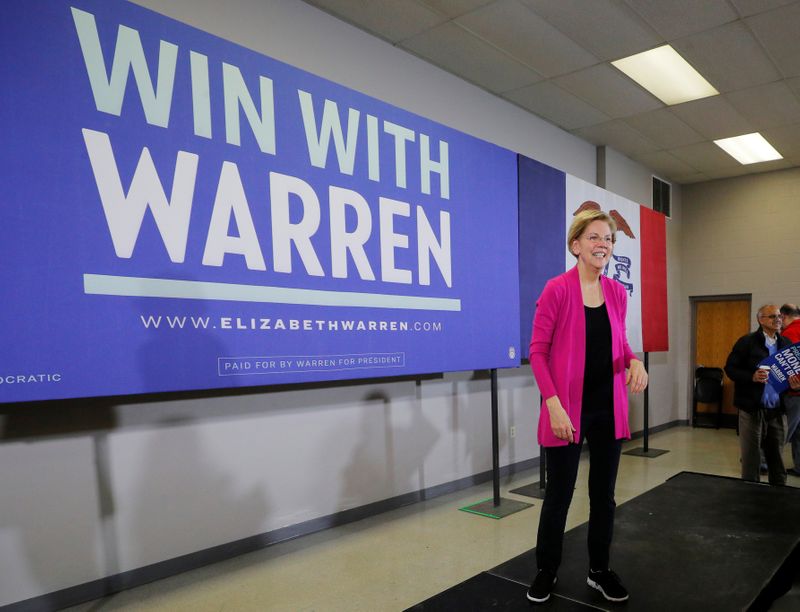 © Reuters. Democratic 2020 U.S. presidential candidate Warren waits to do selfies with audience members in Muscatine