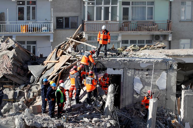© Reuters. Rescue workers search the site of a collapsed building, after an earthquake in Elazig