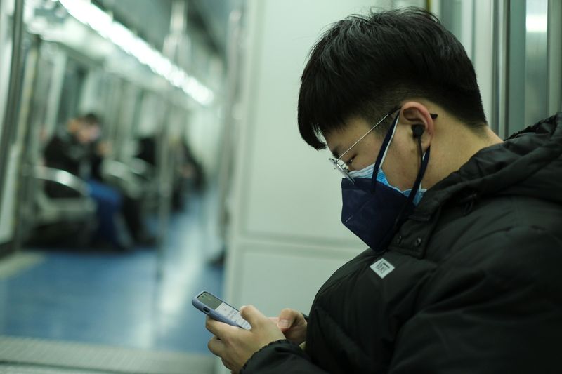 © Reuters. A man wearing two face masks travels in the subway, as the country is hit by an outbreak of the new coronavirus, in Beijing