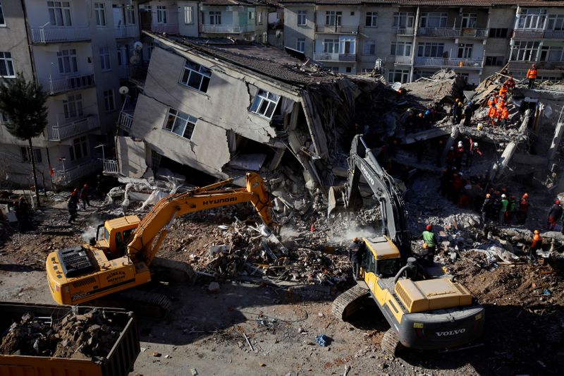 Se reducen las tareas de rescate en Turquía tras sacar a decenas de personas de los escombros