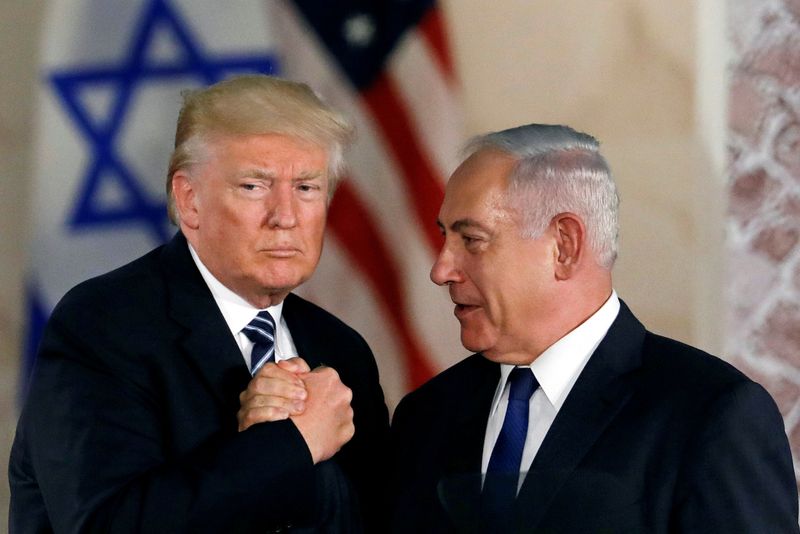 © Reuters. FILE PHOTO: U.S. President Donald Trump and Israeli Prime Minister Benjamin Netanyahu shake hands after Trump's address at the Israel Museum in Jerusalem