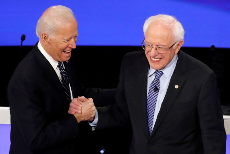 © Reuters. Democratic 2020 U.S. presidential candidates former Vice President Joe Biden greeets Senator Bernie Sanders as they take the stage for the seventh Democratic 2020 presidential debate at Drake University in Des Moines