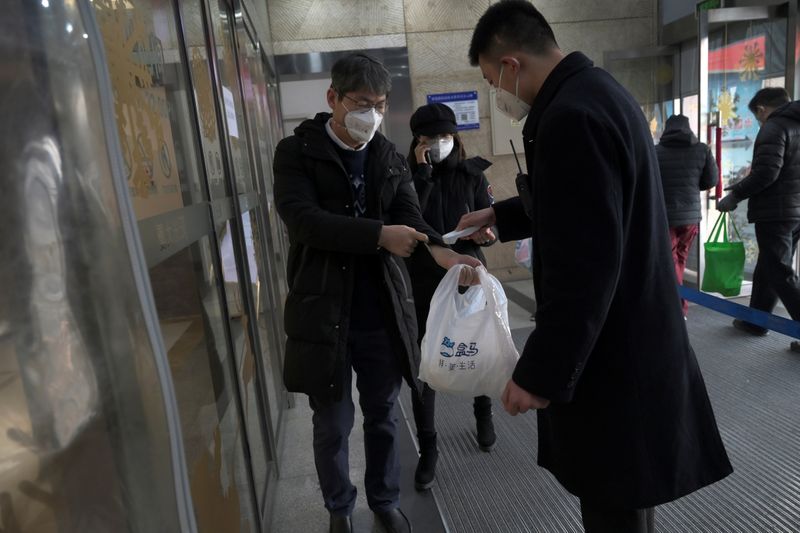 China's Li pledges medical reinforcements as virus toll hits 81