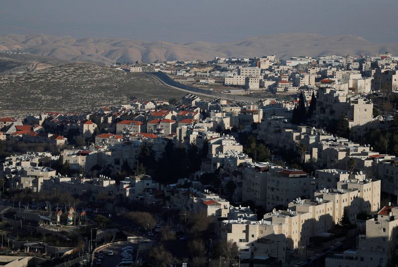 © Reuters. A general view picture shows Pisgat Zeev in the foreground and the Shuafat refugee camp behind the Israeli barrier in East Jerusalem, in an area Israel annexed to Jerusalem after capturing it in the 1967 Middle East war