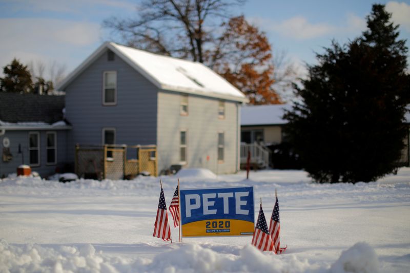 © Reuters. FILE PHOTO: A campaign sign for Democratic 2020 U.S. presidential candidate Buttigieg is surrounded by U.S. flags in Muscatine