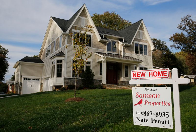 © Reuters. En Viena, Virginia, se muestra un letrero de bienes raíces que anuncia una nueva casa en venta