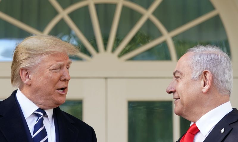 © Reuters. El presidente de Estados Unidos, Donald Trump, se reúne con el primer ministro israelí, Benjamin Netanyahu, en Washington