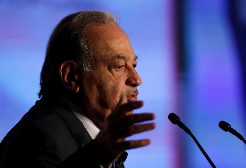 © Reuters. Mexican billionaire Carlos Slim addresses the audience during an event in Mexico City