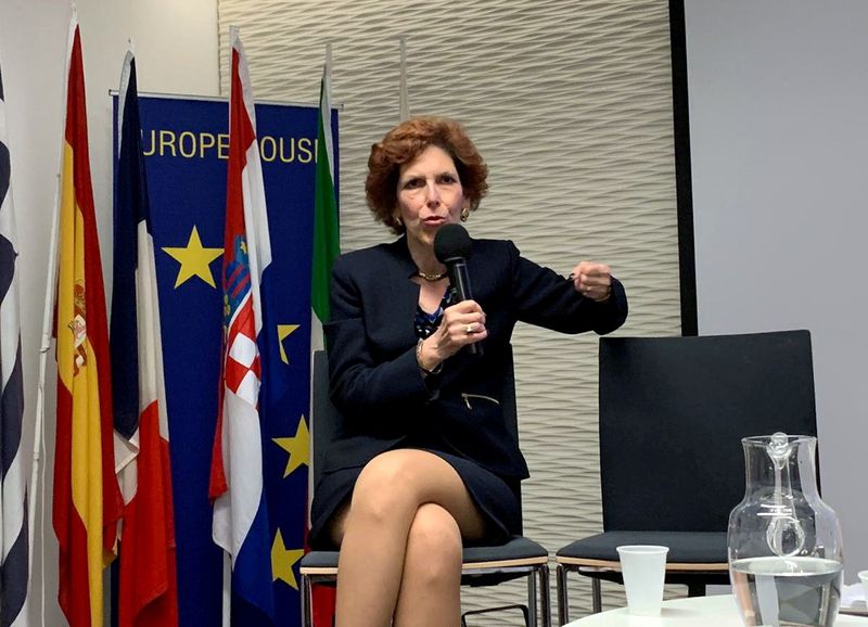 © Reuters. FILE PHOTO: Cleveland Federal Reserve Bank President Loretta Mester speaks in London