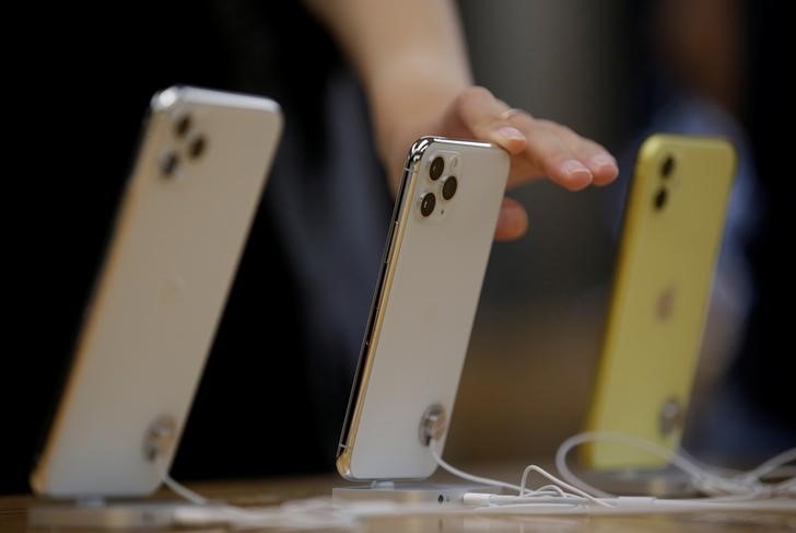 © Reuters. Apple's new iPhone 11 Pro Max, 11 Pro and 11 are displayed after they went on sale at the Apple Store in Beijing