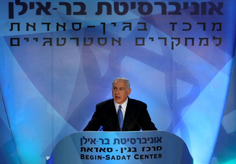 © Reuters. FILE PHOTO: Israel's Prime Minister Netanyahu delivers a speech near Tel Aviv, Israel